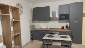 Frigorifero, microonde, forno, piano cottura