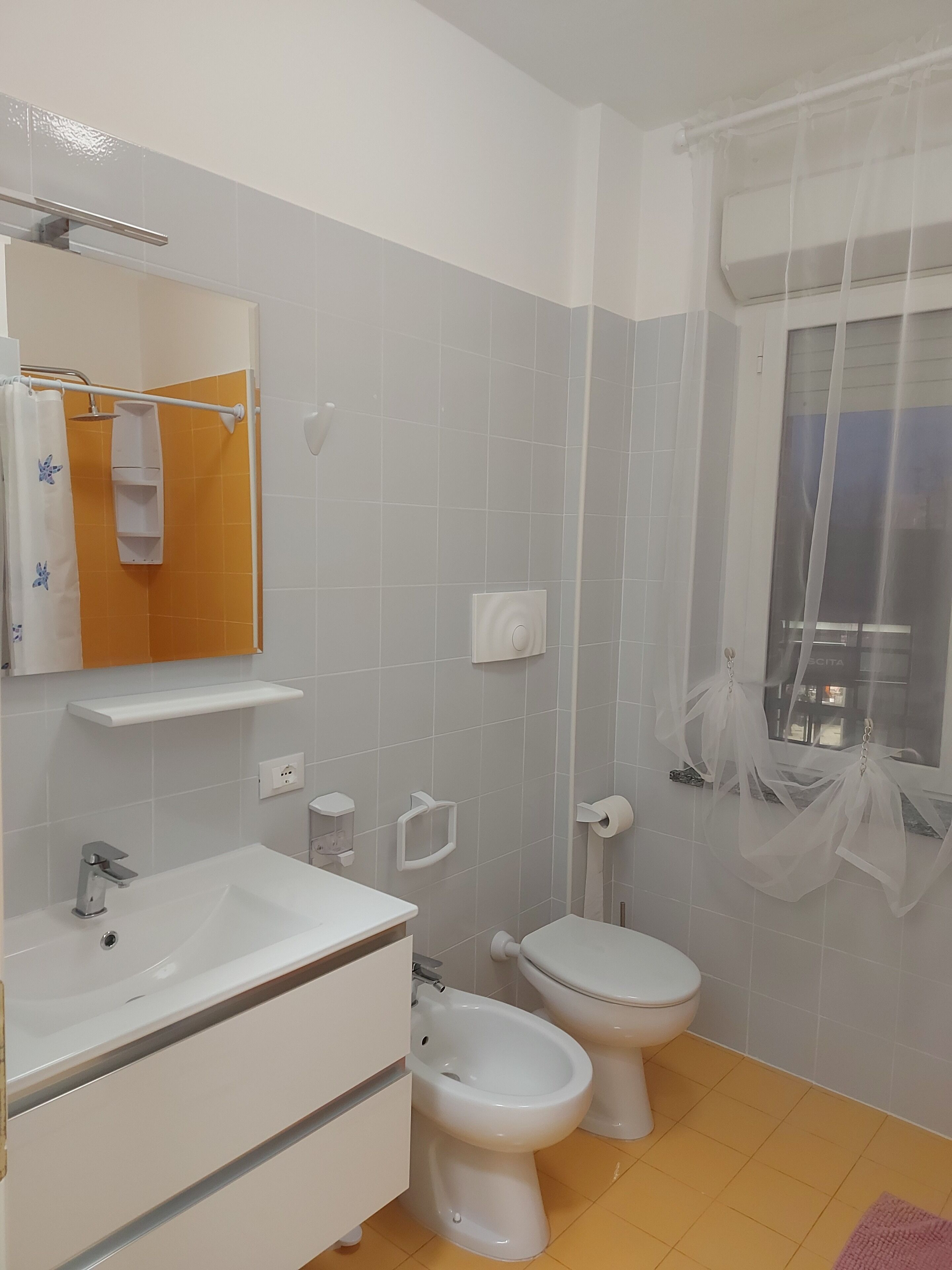 Dusche, Haartrockner, Bidet, Handtücher