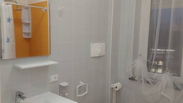 Dusche, Haartrockner, Bidet, Handtücher