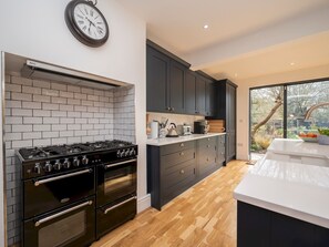 Fridge, microwave, oven, dishwasher - Charming Victorian home 25mins to London Bridge - Pass the Keys (London)