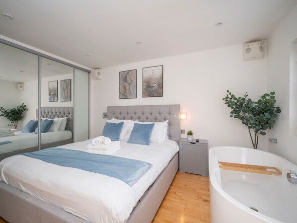 2 bedrooms, iron/ironing board, free WiFi, bed sheets