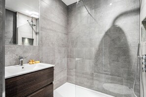Dusche, Haartrockner, Handtücher