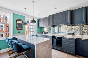 Réfrigérateur, four, lave-vaisselle, cafetière/bouilloire