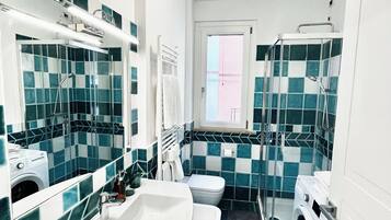 Haartrockner, Handtücher, Seife, Toilettenpapier