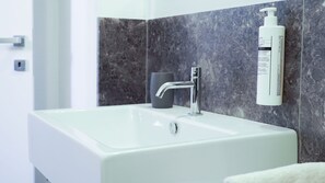 Séchoir à cheveux, bidet, serviettes fournies, savon
