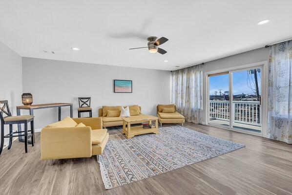 Smart TV, fireplace - Large Beach House &Front WaterPark (Keansburg)