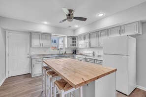 Een microgolfoven, een oven, een kookplaat, een vaatwasser