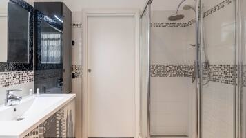 Shower, hair dryer, bidet, towels