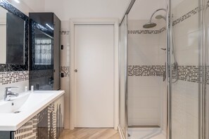 Shower, hair dryer, bidet, towels - Apt Villa Daniel, with balcony in quiet area (Nago-Torbole)