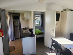 Kühlschrank, Mikrowelle, Herdplatte, Wasserkocher mit Kaffee-/Teezubehör