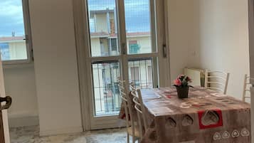 Klassiek appartement, balkon, uitzicht op stad | Dineerruimte