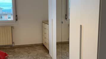 Classic-Apartment, Balkon, Stadtblick | 3 Schlafzimmer, kostenloses WLAN