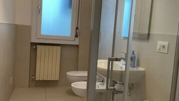 Classic-Apartment, Balkon, Stadtblick | Badezimmer | Dusche, Haartrockner, Handtücher