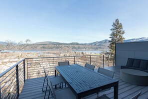 Outdoor dining - NEW Construction, Magnificent NEW Townhome in dt Hood River w/Rivr views, garage (Hood River)