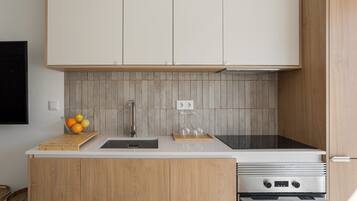 Fridge, microwave, oven, coffee/tea maker