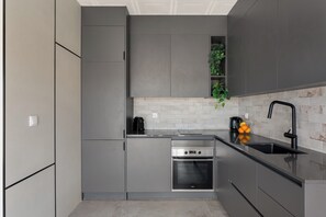 Frigorífico, microondas, horno y placa de cocina