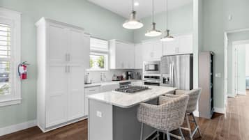 Lemari es, microwave, oven, dan kompor