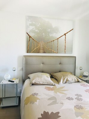 4 bedrooms, iron/ironing board, WiFi, bed sheets