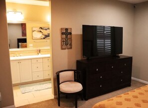 2 bedrooms, iron/ironing board, free WiFi, bed sheets - Pretty Relaxed Me: Pool, Spa, Clubhouse (Brea)