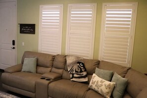 Smart TV - Pretty Relaxed Me: Pool, Spa, Clubhouse (Brea)