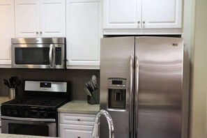 Microondas, horno, placa de cocina, lavavajillas