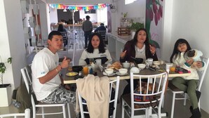 A dining area with a table set for four people, chairs, and a variety of dishes and drinks. - Jacuzzi Spa Cusco Hotel (Cusco)