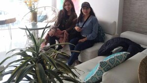 A modern living room with a white sofa, a large potted plant, and a colorful painting on the wall. - Jacuzzi Spa Cusco Hotel (Cusco)
