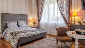 A bedroom with a bed, a chair, a desk, and a lamp. - AR VEIL (Plomeur)