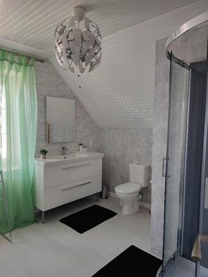 Classic Double Room, Garden View | Bathroom - AR VEIL (Plomeur)