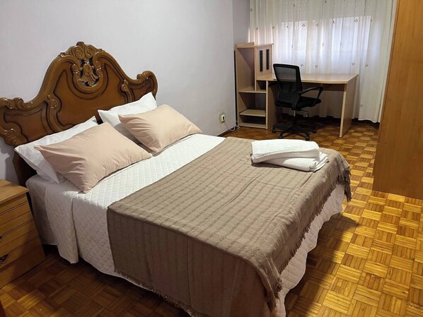 3 chambres, fer et planche à repasser, Wi-Fi, draps fournis