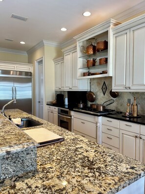 Fridge, microwave, oven, stovetop - La Retraite 361 3-bedroom 3.5 bath Fernandina Bch w ocean views &gourmet kitchen (Fernandina Beach)