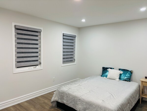 1 bedroom, WiFi, bed sheets - Private room with shared bathroom (5minutos Honda) (New Tecumseth)