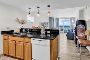 Appart'hôtel Signature, 2 chambres, vue plage, en front de plage | Cuisine privée | Réfrigérateur, micro-ondes, four, plaque de cuisson