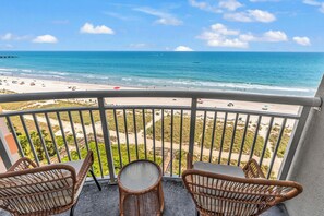 Appart'hôtel Signature, 2 chambres, vue plage, en front de plage | Balcon