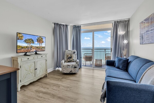 Appart'hôtel Signature, 2 chambres, vue plage, en front de plage | Salle de séjour | TV connectée de 55 pouces avec chaînes numériques