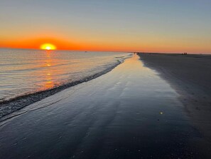 A beach at sunset with calm waves and a clear sky. - 6 Person Holiday Home in Fano (Fano)