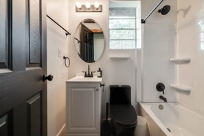 Secadora de cabello, jabón, papel de baño 