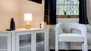 Een witte kast met een lamp en een kleine plant erboven.