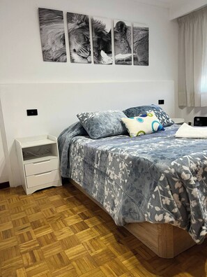 4 bedrooms, iron/ironing board, WiFi, bed sheets