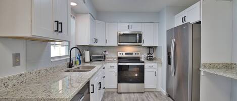 ثلاجة، ميكروويف، فرن، موقد طهي مسطح