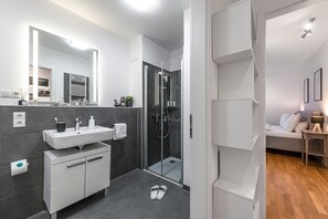 Haartrockner, Handtücher, Seife, Toilettenpapier