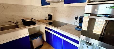 Frigorífico, microondas, horno y placa de cocina