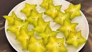 Un plato blanco con rodajas de fruta en forma de estrella.