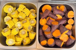 Two food containers, one with corn and the other with sweet potatoes. - Guangzhou Gelaimei Hotel (Zhuliao Subway Station) (Guangzhou)