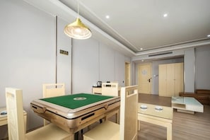 A room with a pool table, a sofa, and a dining table. - Guangzhou Gelaimei Hotel (Zhuliao Subway Station) (Guangzhou)