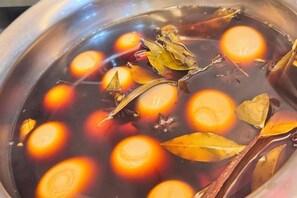 A pot with a liquid, containing round objects and leaves. - Guangzhou Gelaimei Hotel (Zhuliao Subway Station) (Guangzhou)
