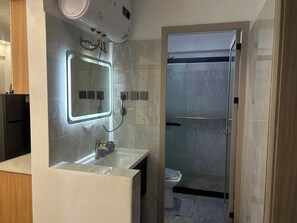 Haartrockner, Handtücher, Seife, Toilettenpapier