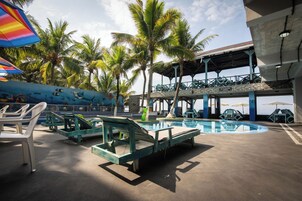 2 outdoor pools