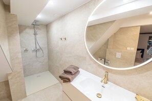 Douche, sèche-cheveux, serviettes fournies, savon