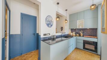 Een koelkast, een oven, een kookplaat, een vaatwasser